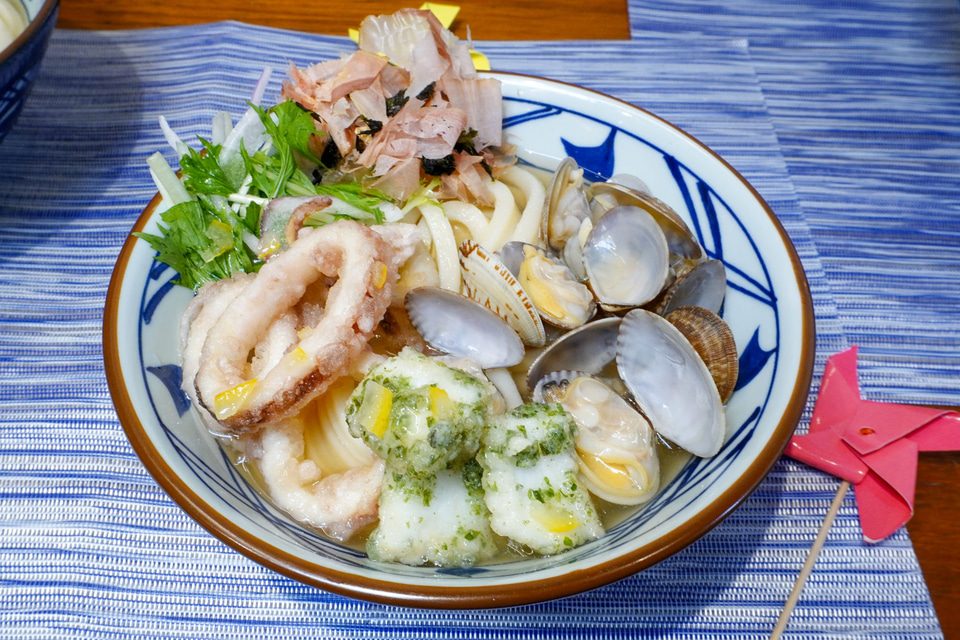 丸亀製麺 冷たーい山盛り海鮮旨塩うどん イカとあさり入り