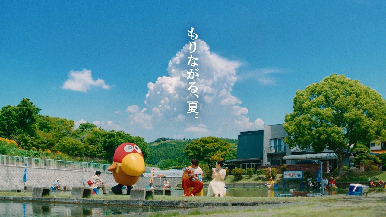 マックの森永スイーツ CM「もりながる、夏」篇のワンシーン、キョロちゃんと狩野英孝さんが登場