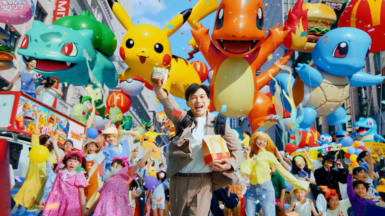 ポケモン夏マック 新TVCMに出演する俳優・吉沢亮さんとポケモンバルーン