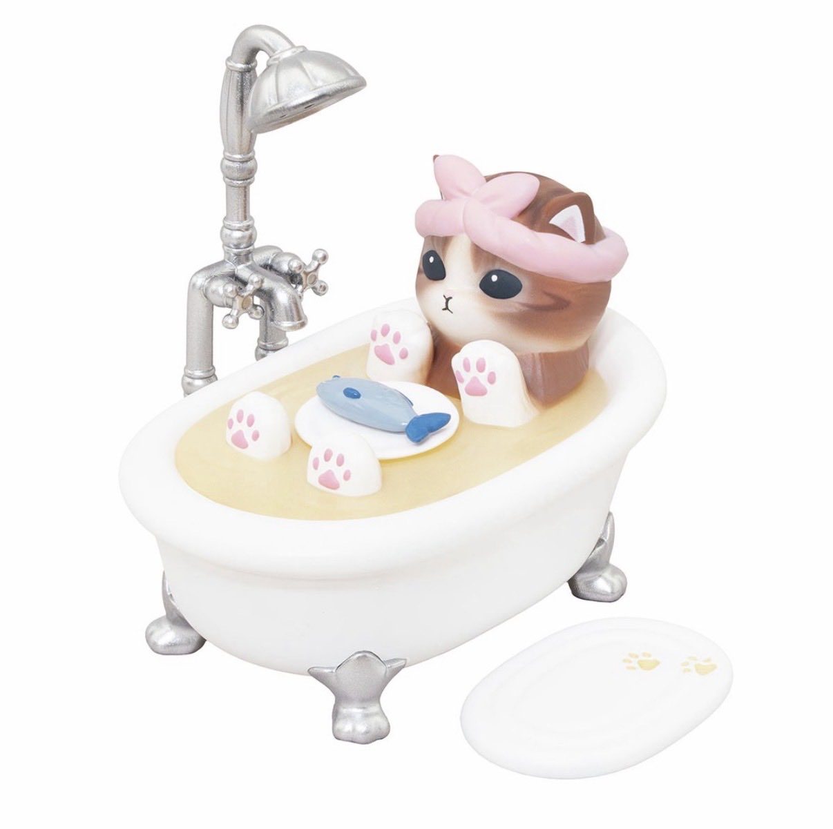 黄色いあひるのおもちゃと一緒に湯船につかるピンクヘアバンドのmofusand猫フィギュア
