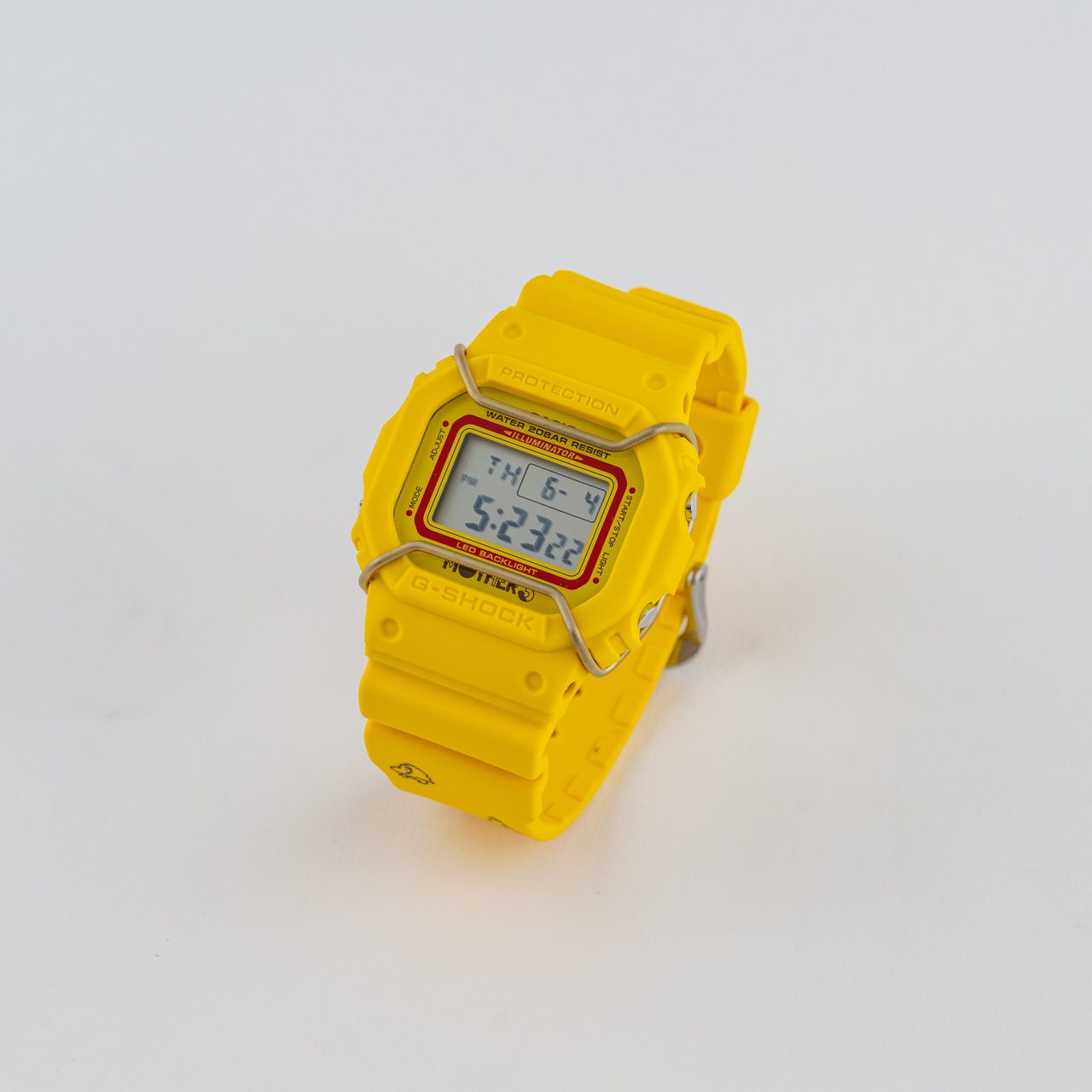 MOTHER×G-SHOCK第3弾を実際に手首に着用した写真