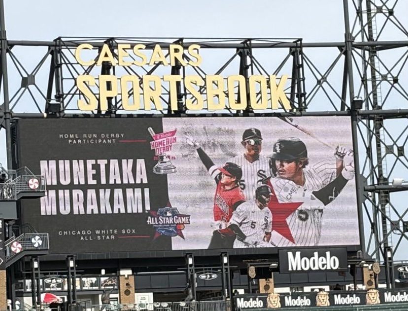 ホワイトソックスの本拠地レートフィールドの大型ビジョンに表示された村上宗隆選手のホームランダービー出場告知