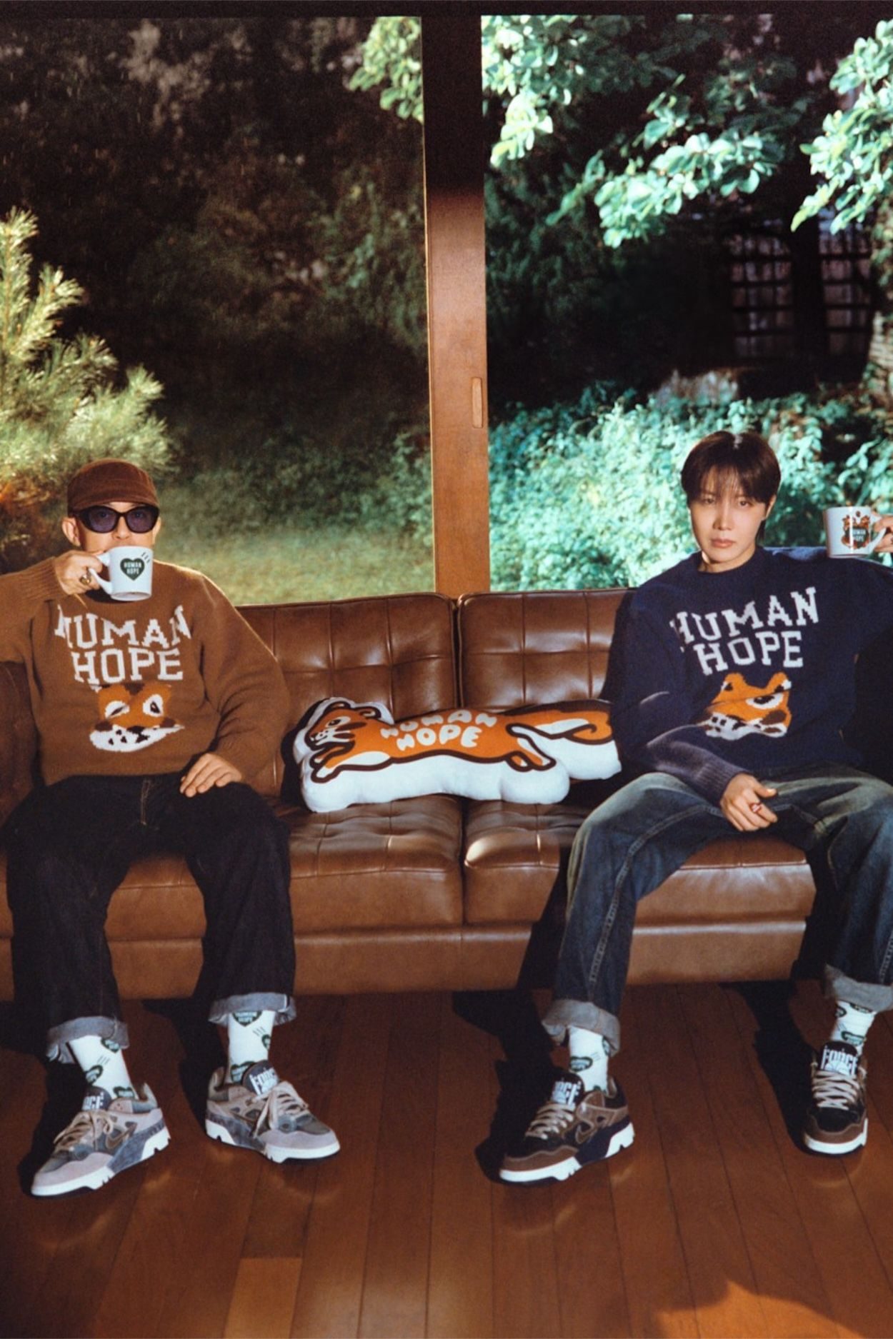 HUMAN HOPEコレクションのニットを着たNIGOとj-hope