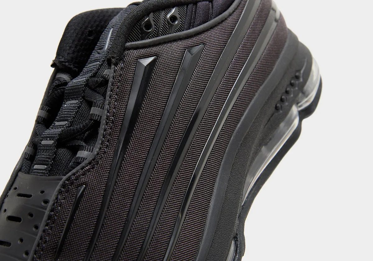 Nike Air Max 2000 トリプルブラックのアッパーライン装飾のクローズアップ