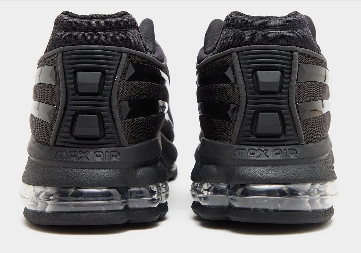 Nike Air Max 2000 トリプルブラックのヒール部分、MAX AIRロゴと露出したエアユニット
