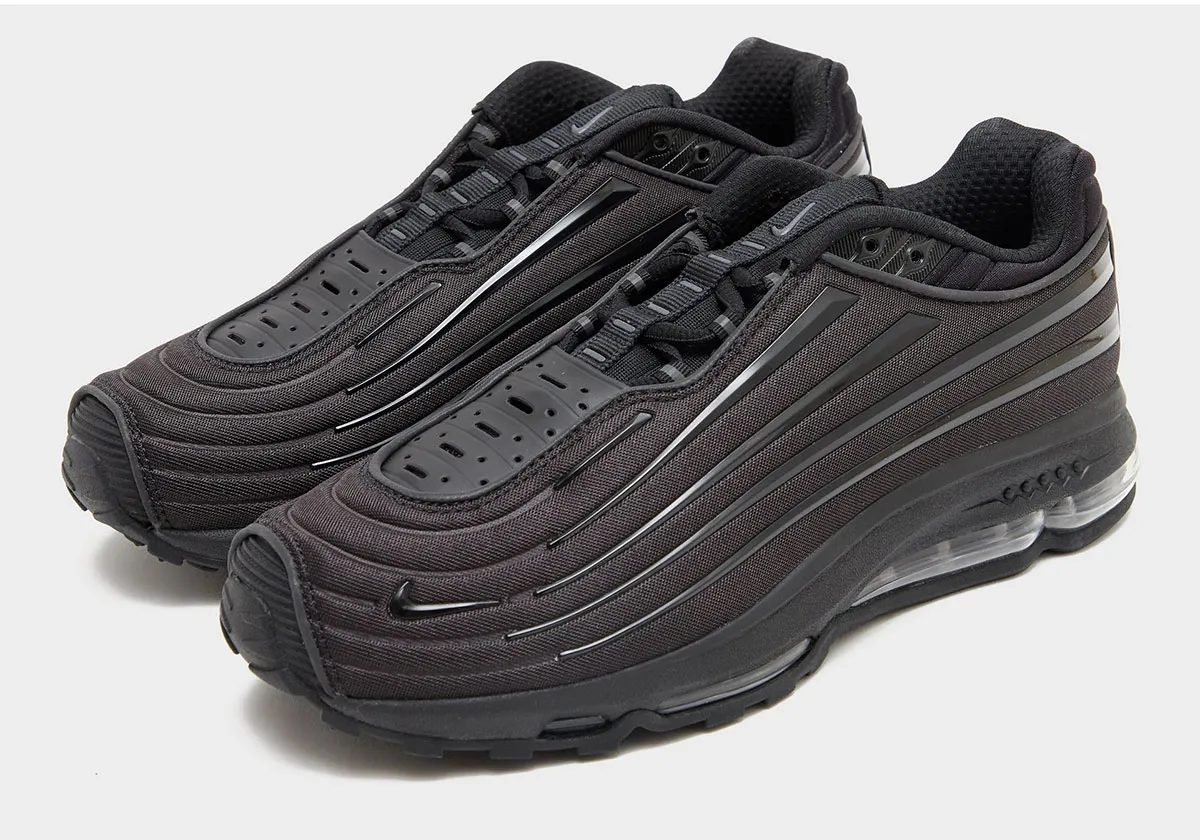 Nike Air Max 2000 トリプルブラックカラーの左右ペア全体像