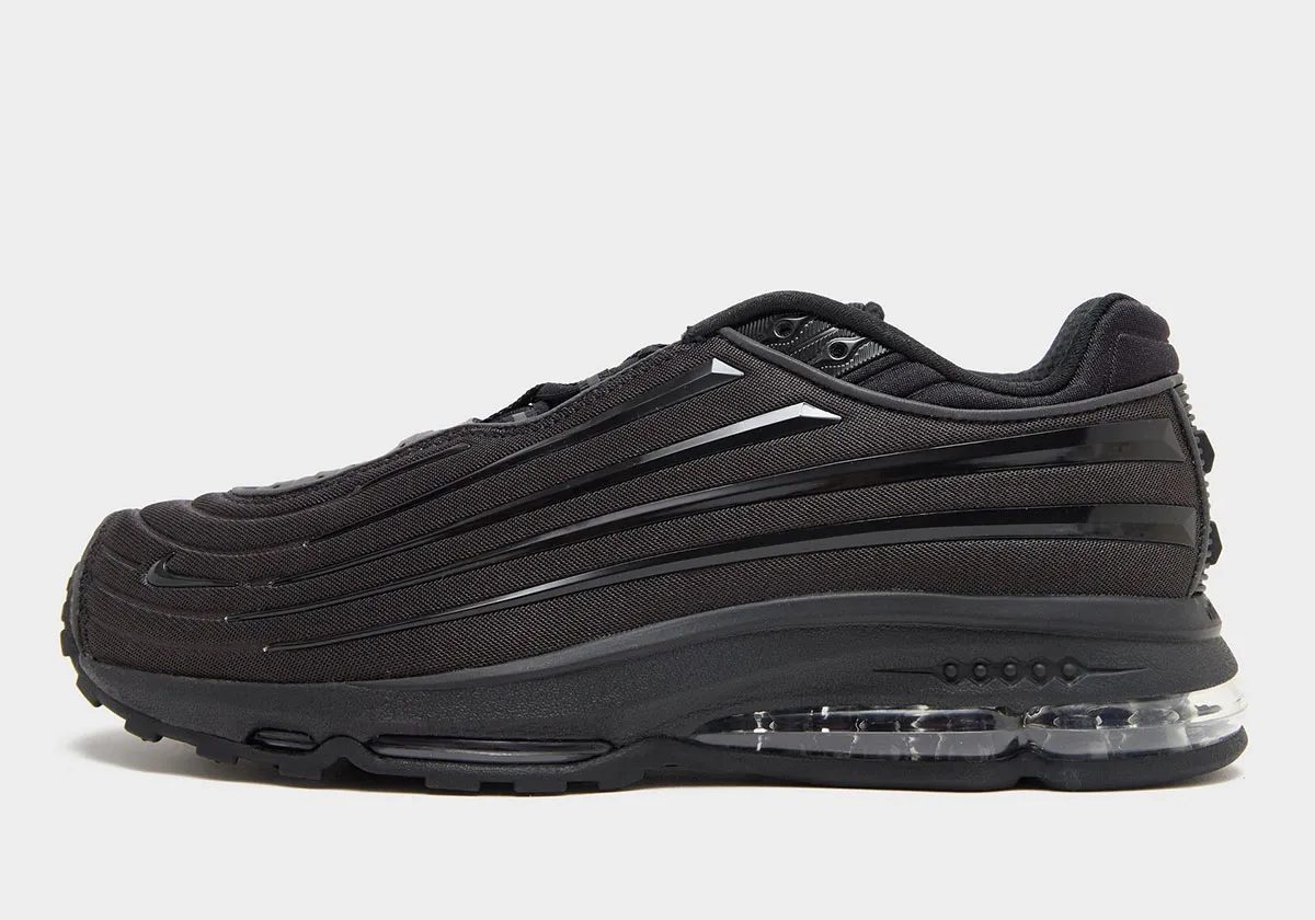 Nike Air Max 2000 トリプルブラックのサイドビュー、うねるライン装飾とエアユニット