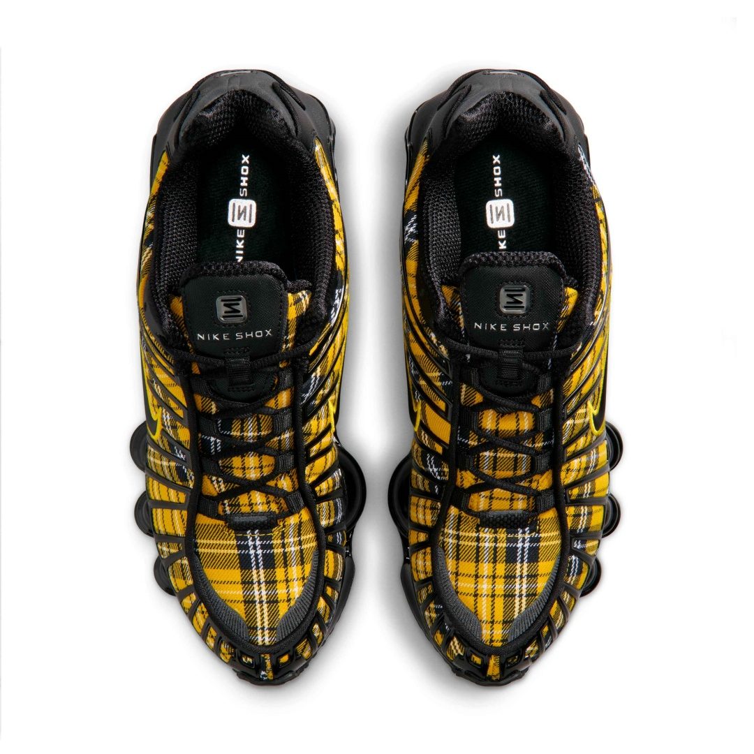 トップから見ると「NIKE SHOX」の刻印とチェック柄がはっきり分かる