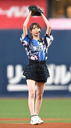 始球式で投球フォームに入る乃木坂46・黒見明香