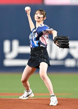 始球式でボールを投げ込む乃木坂46・黒見明香