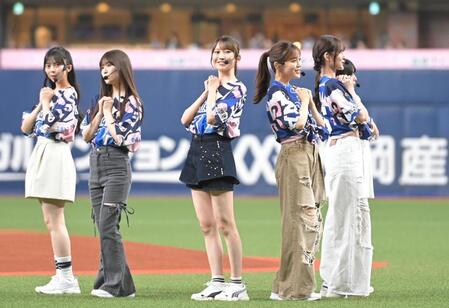 京セラドームでパフォーマンスする乃木坂46選抜メンバー6人