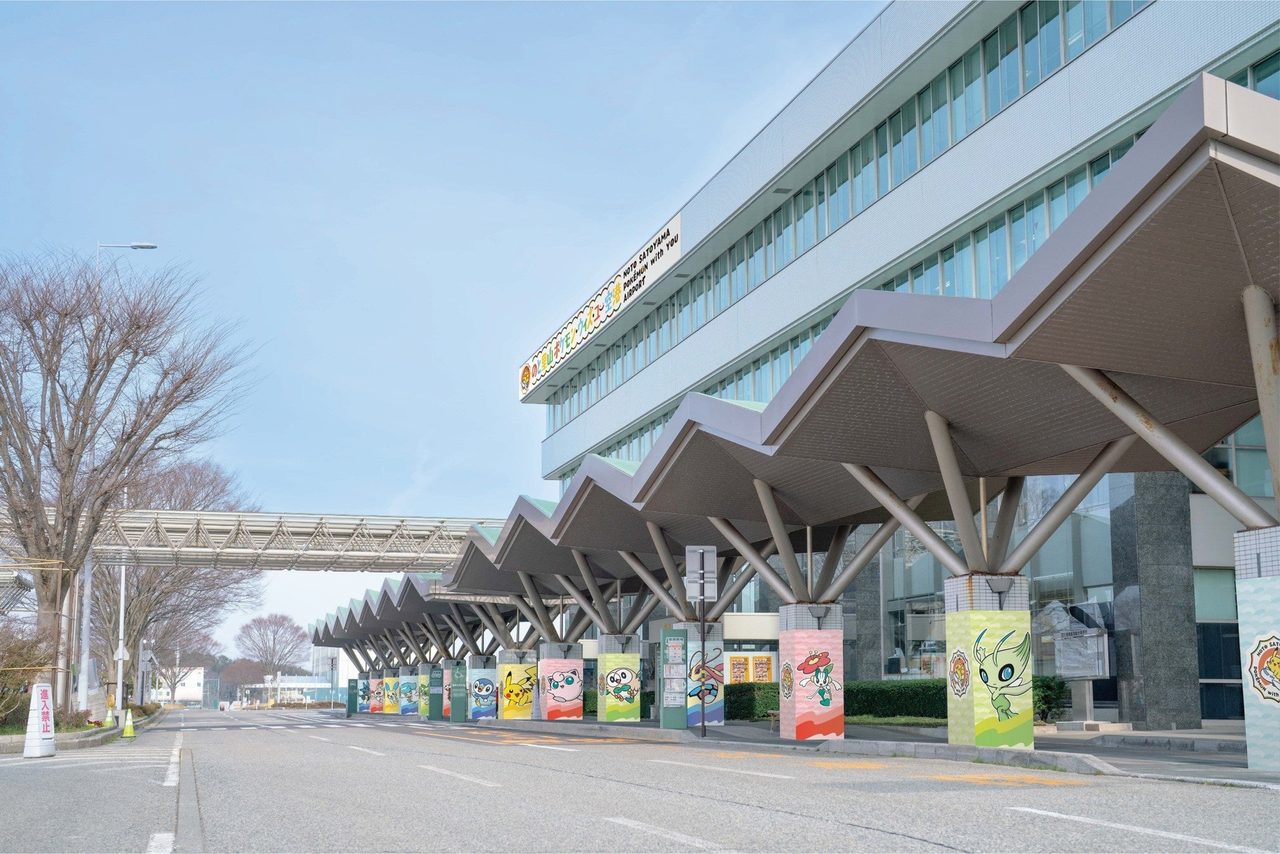 The airport exterior, with Pokemon on the entrance pillars and new signage. Image: Ishikawa Prefecture press release (PR TIMES)