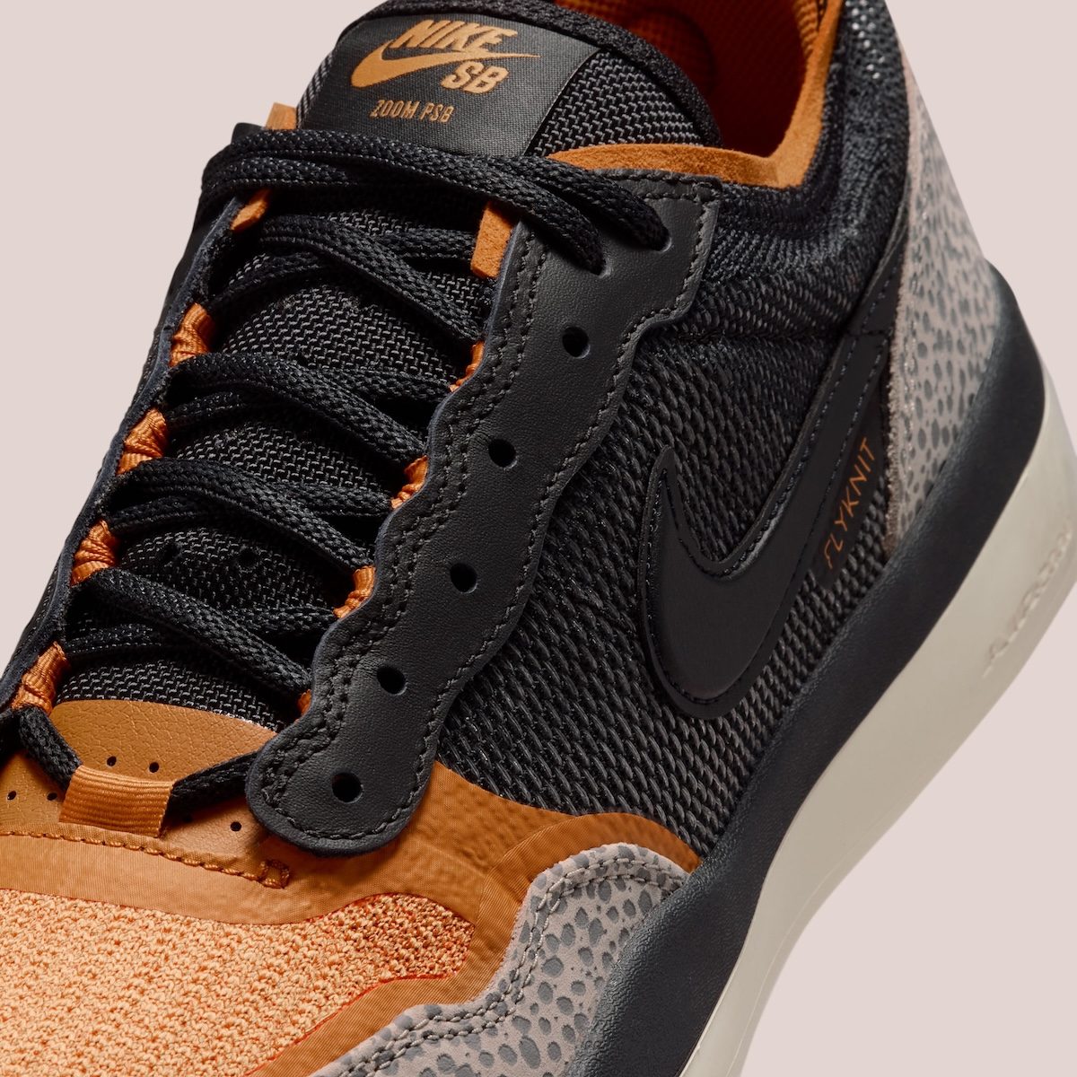 タンには「NIKE SB ZOOM PS8」のロゴ