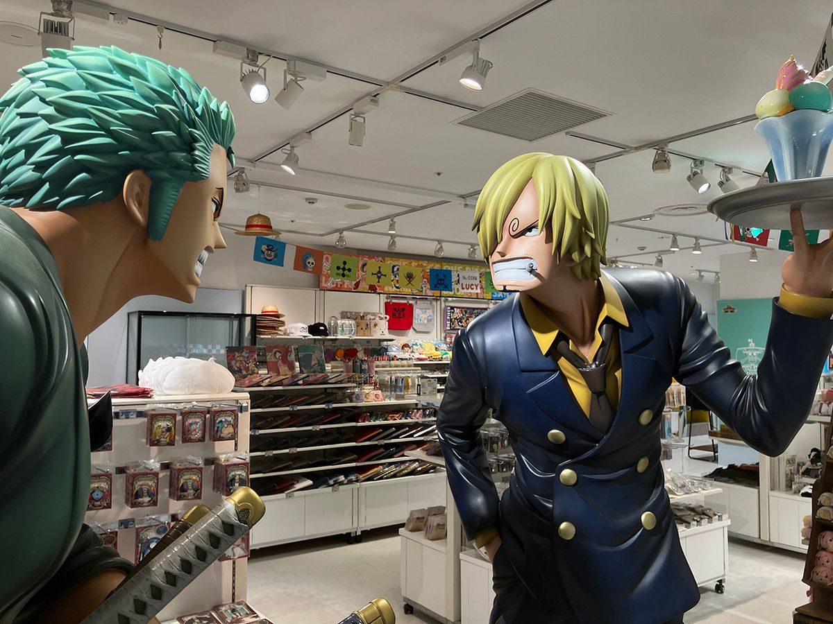 出張店に展示されたゾロ&サンジのフィギュア