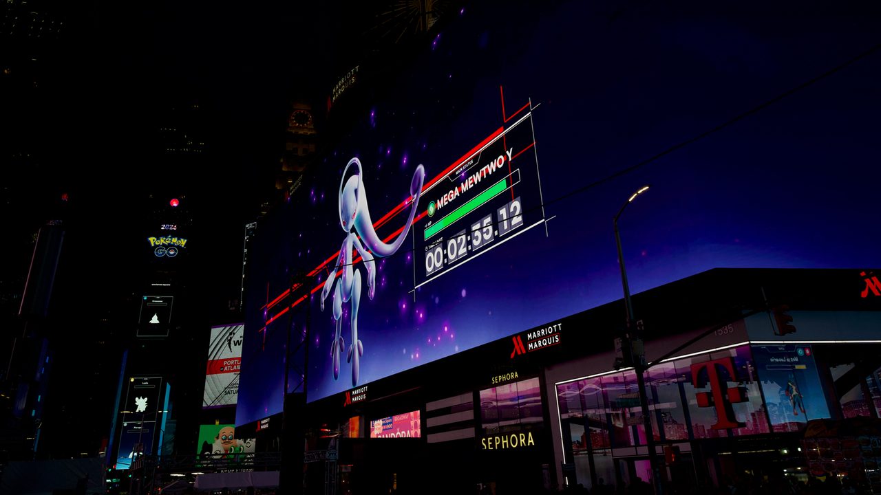 メガミュウツーYレイドバトルに挑む大勢のトレーナーたちの様子