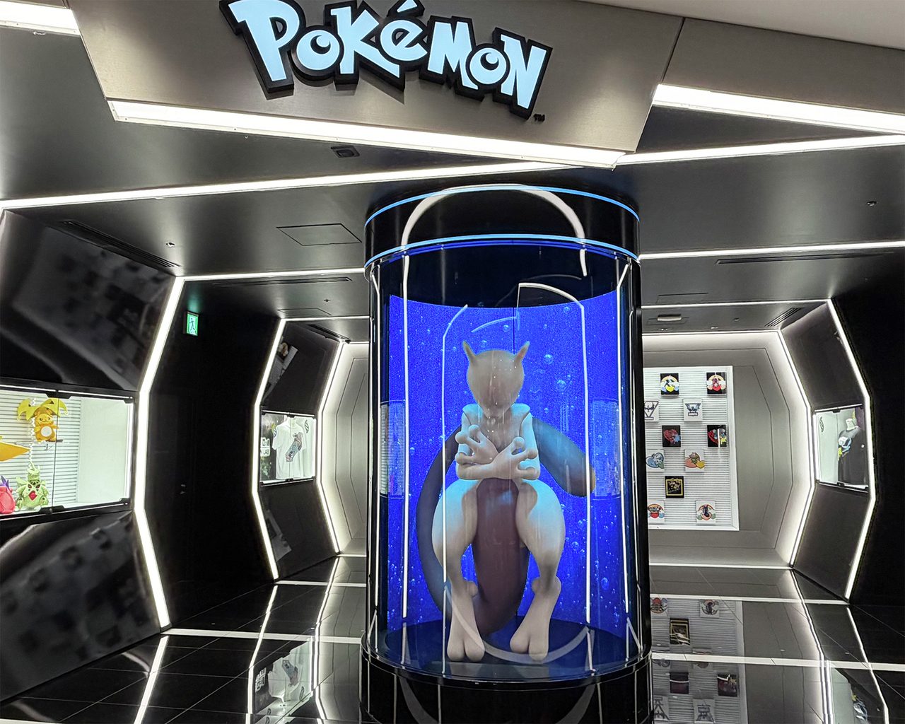 渋谷のポケモンセンターにあった等身大ミュウツーとメガミュウツーY出現を伝える速報