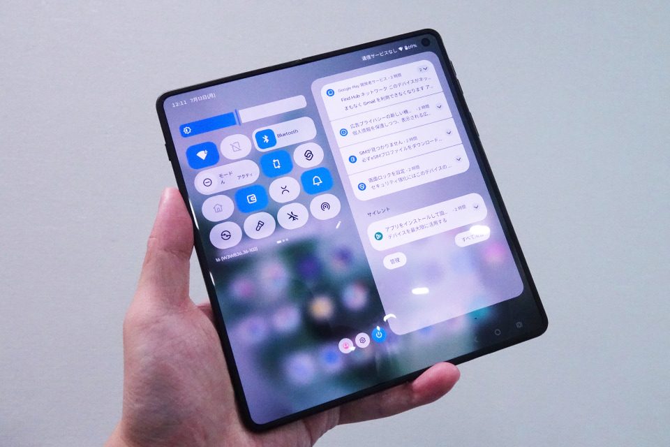 開いた状態のmotorola razr fold。8.1インチの大画面内側ディスプレイ