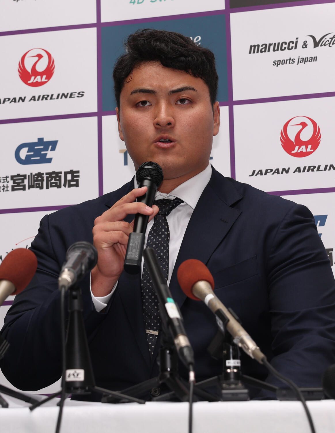 佐々木麟太郎 マーリンズ入団を表明する記者会見の様子
