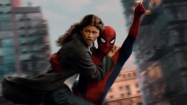 映画スパイダーマン ブランド・ニュー・デイ ゼンデイヤとスパイダーマンの本編スチール写真