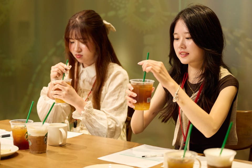 スターバックス クリア コーヒー開発時に若者が試飲する様子