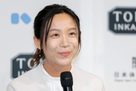 現役引退を表明した記者会見に臨む高木美帆さんの写真