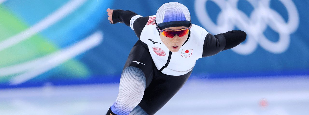 オリンピックの氷上を滑走するスピードスケート選手 高木美帆さんのレース写真