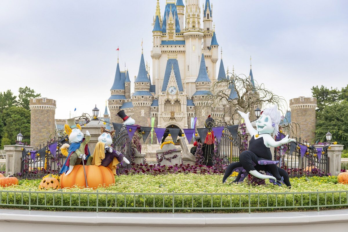 シンデレラ城前のディズニー・ハロウィーン2026デコレーション