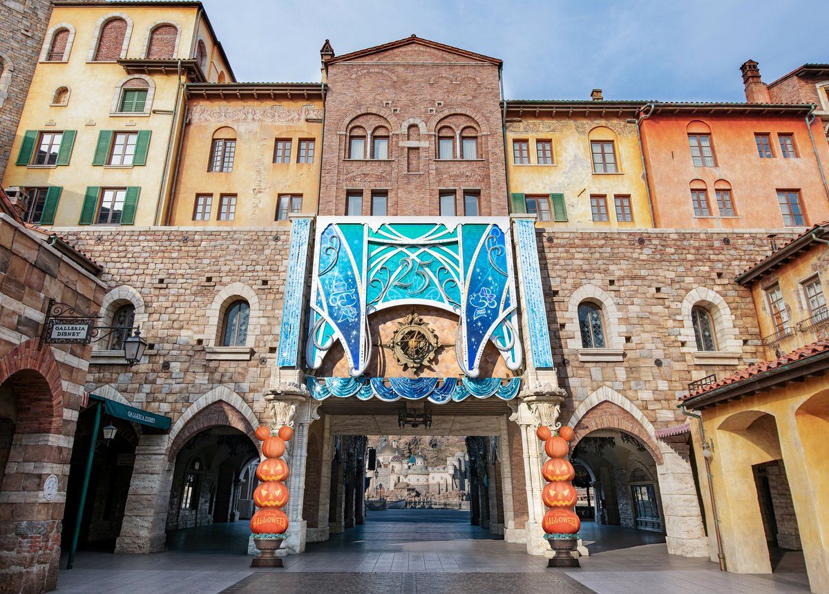 東京ディズニーシー エントランスのハロウィーン装飾