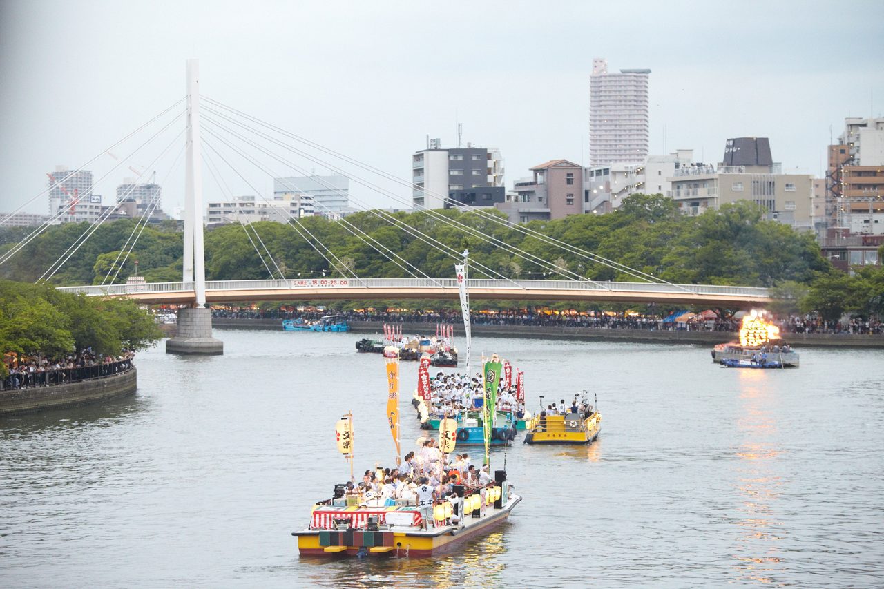 大川を進む天神祭船渡御の船団と桜宮橋