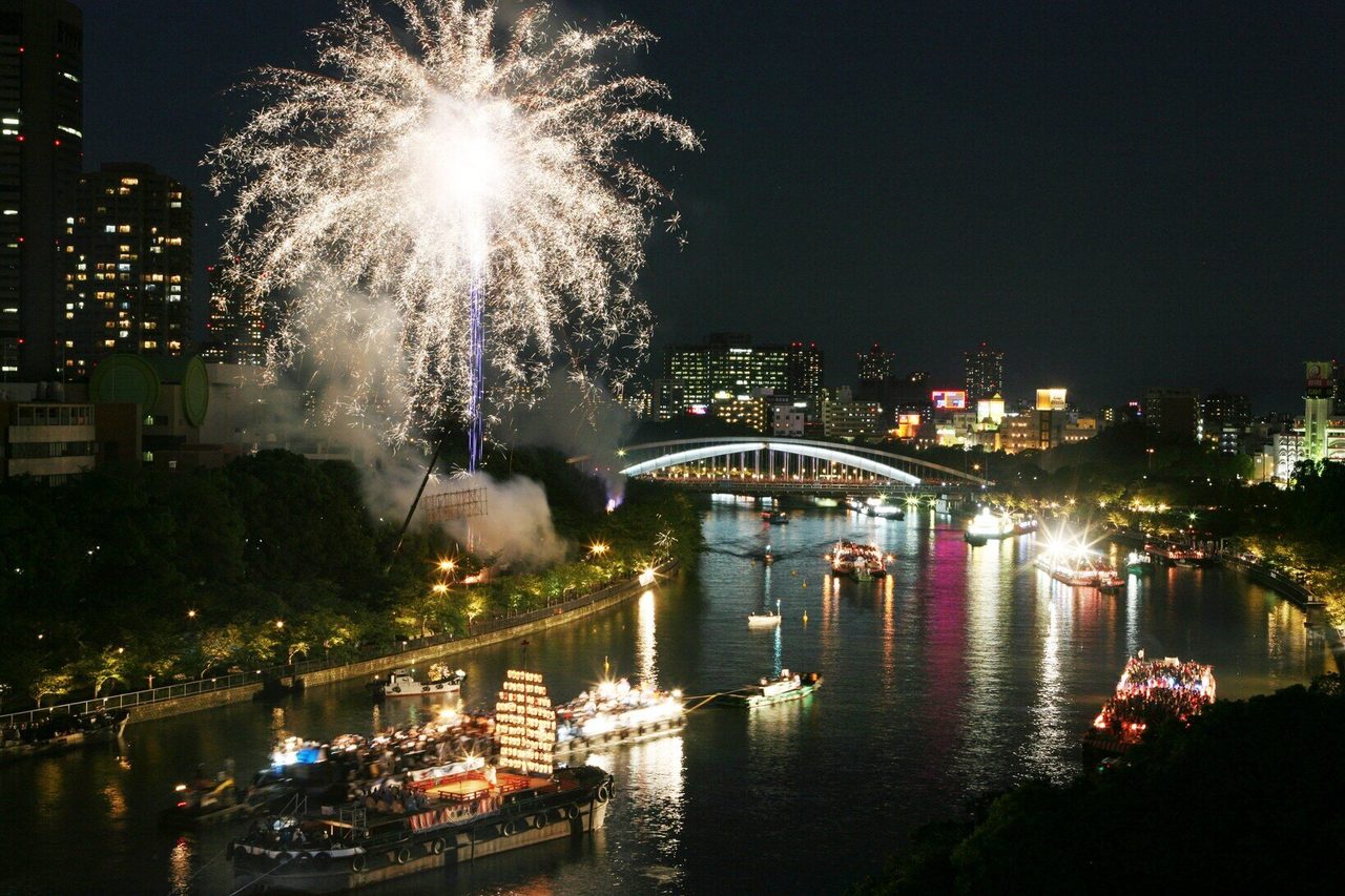 大川の川面に映る天神祭奉納花火