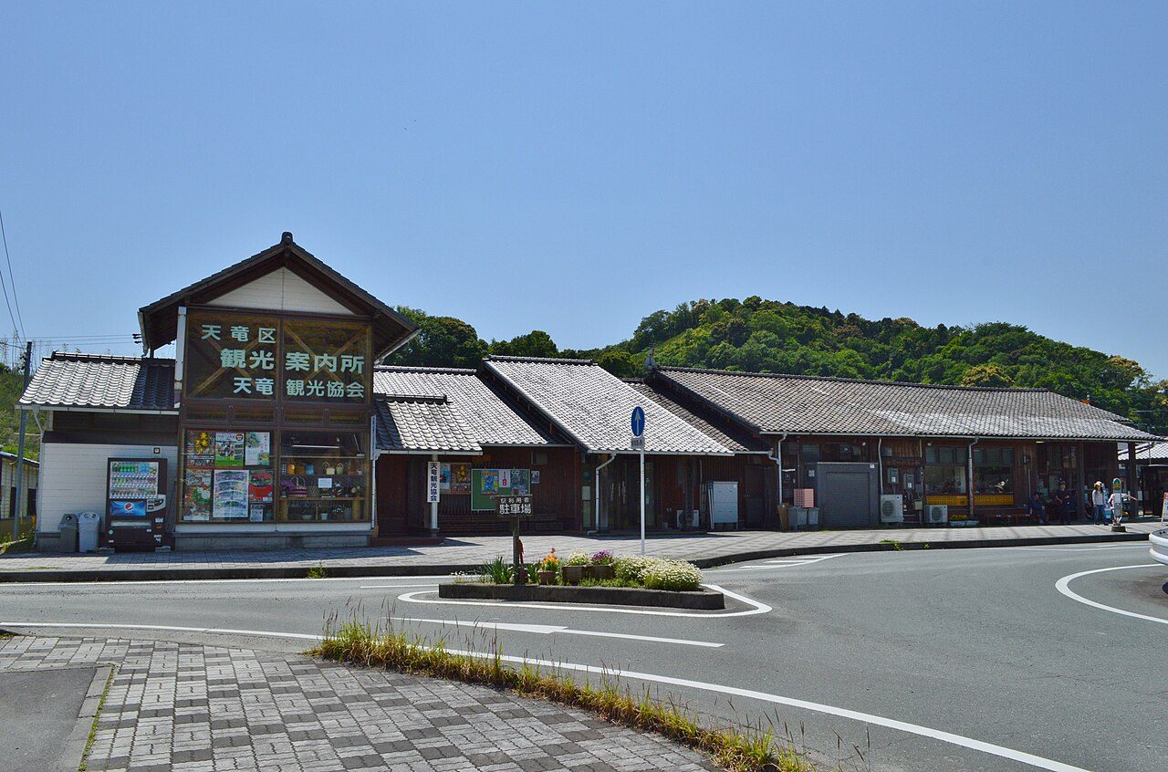 第3村のモデル地の一つとされる天竜浜名湖鉄道 天竜二俣駅の駅舎