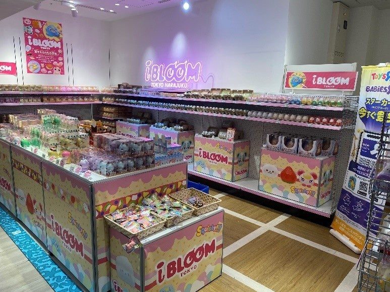 トイザらス上野マルイ店のiBLOOMスクイーズ売場、iBLOOM TOKYOのネオンサインと商品什器