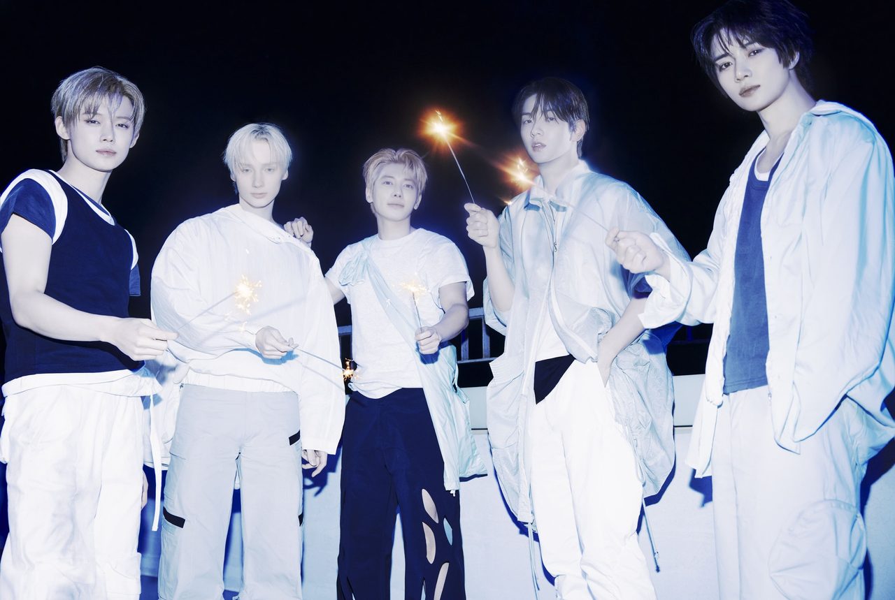 TOMORROW X TOGETHER メンバー花火を持つ写真