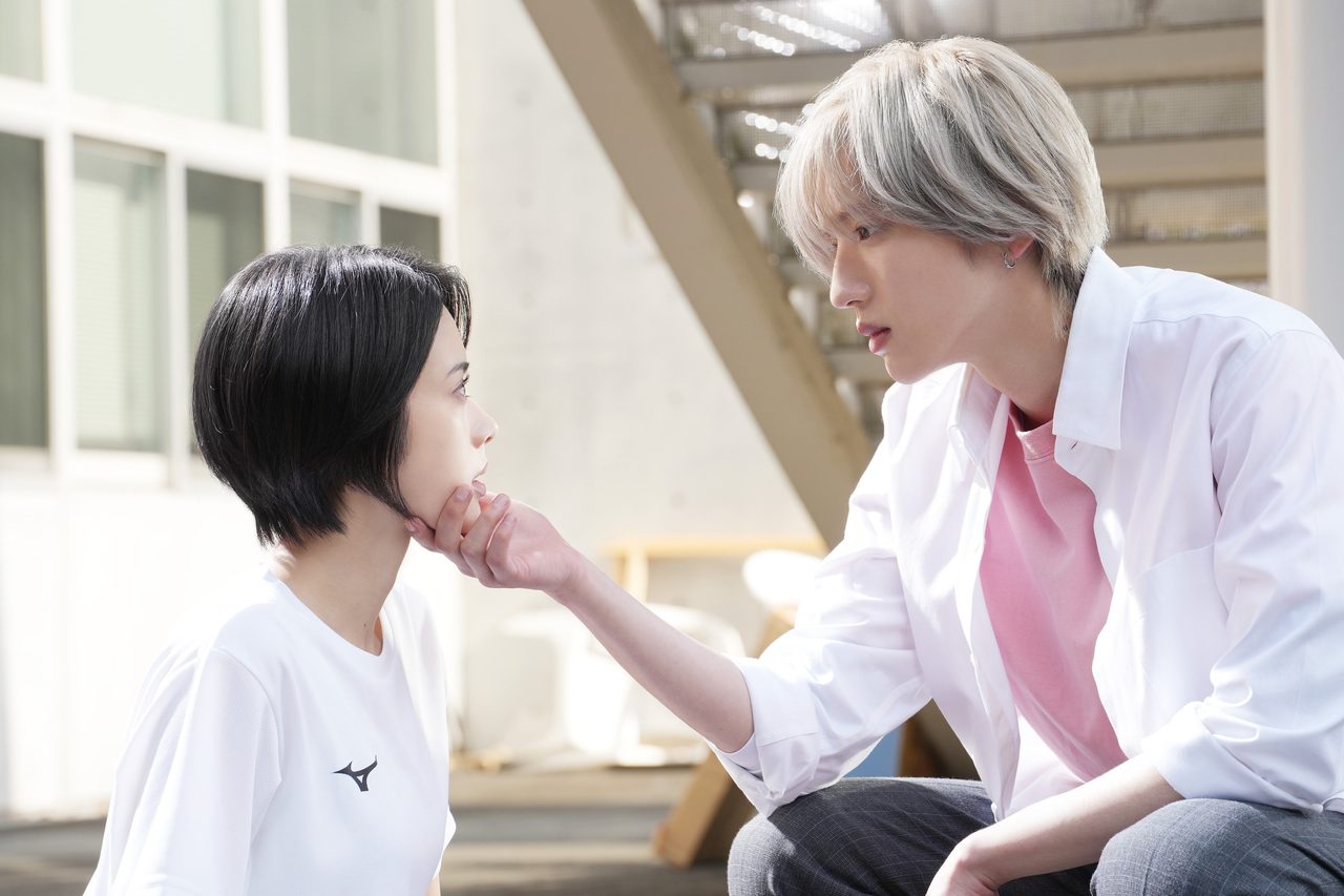 映画『うるわしの宵の月』場面写真 琥珀が宵の顔を引き寄せて見つめ合う