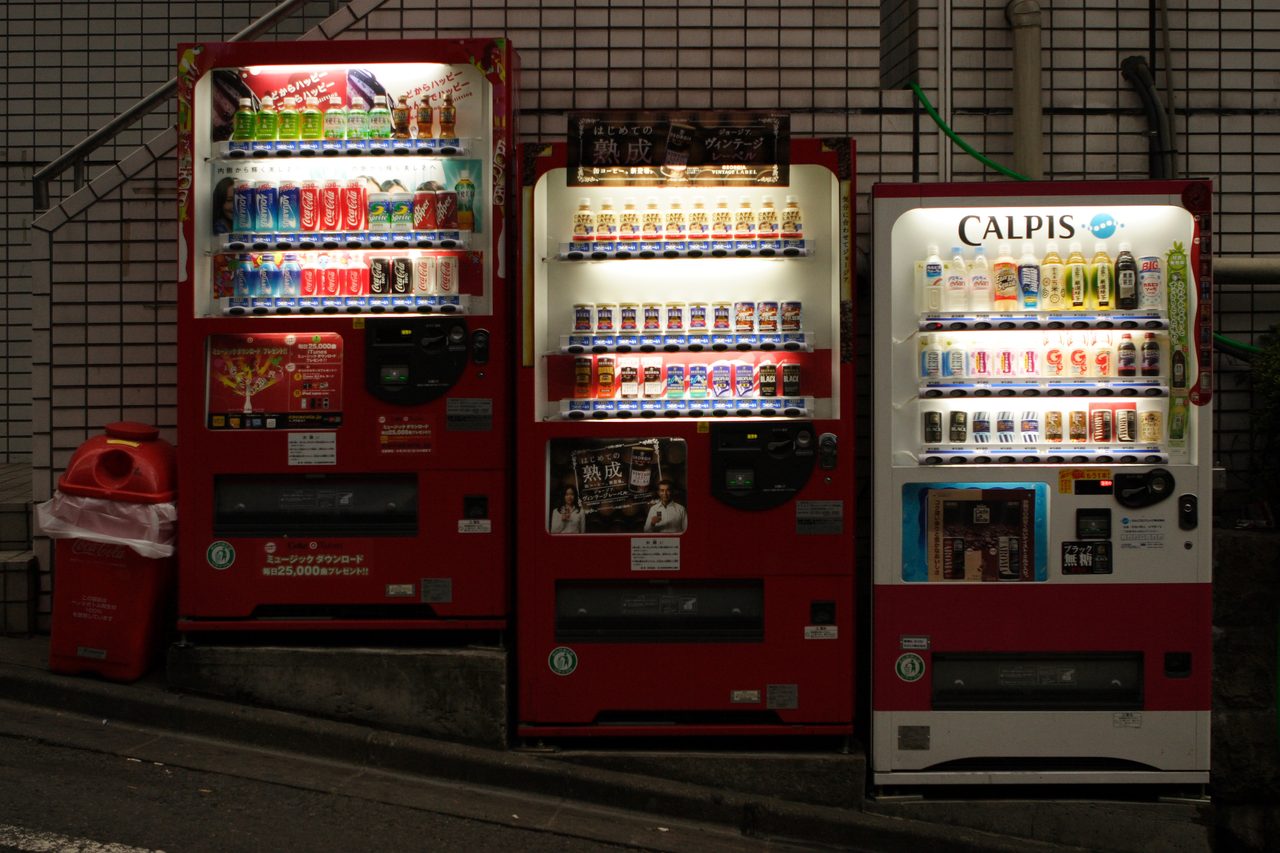 夜の街に設置された複数の自動販売機