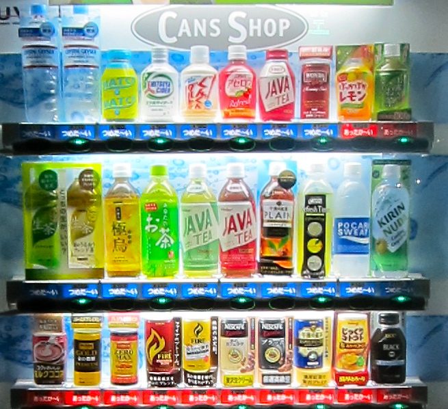 街頭に並ぶ複数の自動販売機