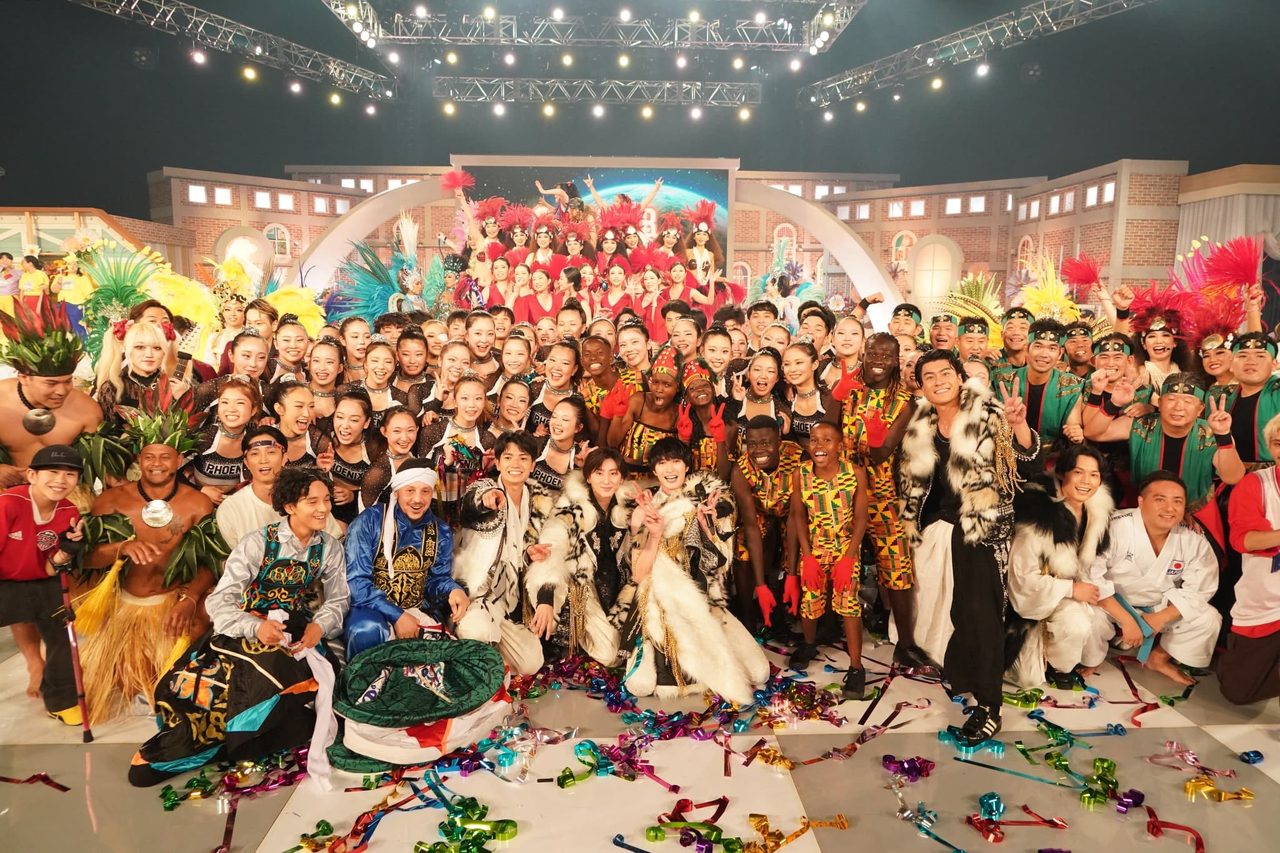 24時間テレビ49でSixTONESが出演したボーダーレスLIVEのステージ。カラフルな衣装の出演者たちが登場