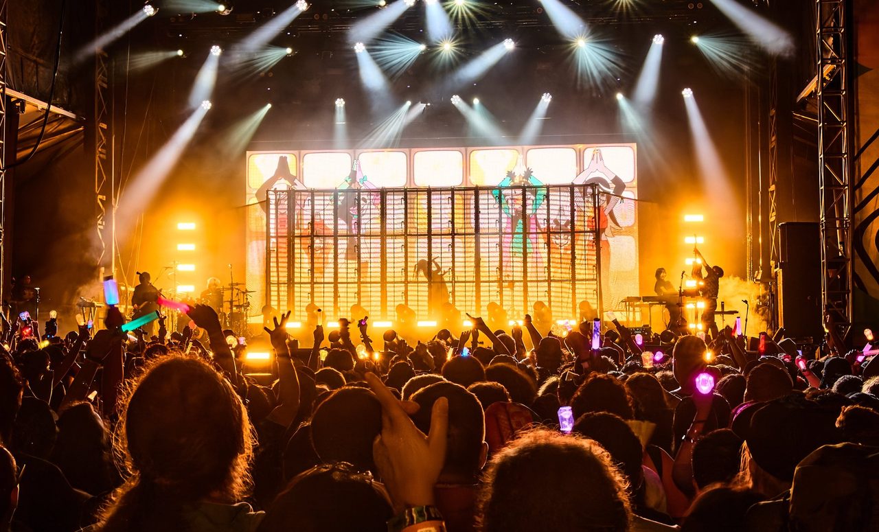 Lollapalooza会場全体を映したAdoステージの照明と観客