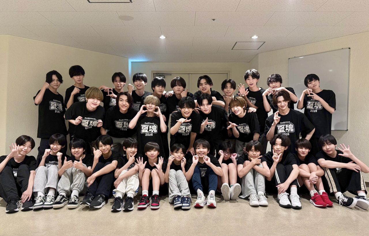 AmBitious 夏魂2026 ツアーロゴ入りTシャツを着たメンバーとBoysbe・関西ジュニアの集合写真