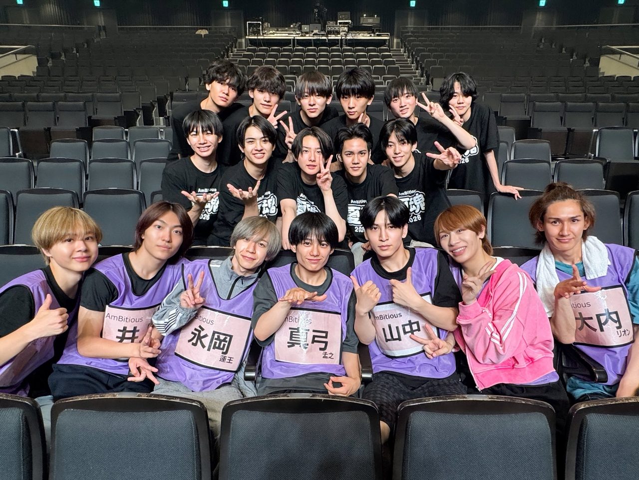 AmBitious 夏魂2026 大阪公演初日の観客席での集合写真 紫のビブスに名前入り
