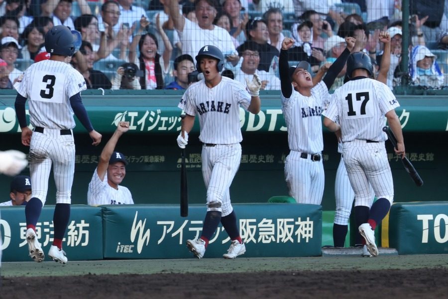 逆転勝利に沸く有明高校ベンチの選手たち 甲子園