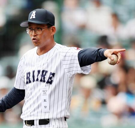 有明高校 高見一茂監督が甲子園でグラウンドを指さす
