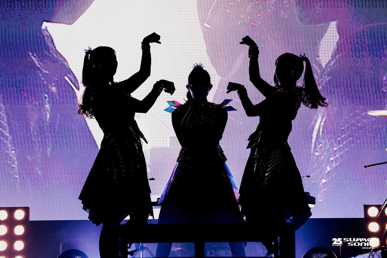 SUMMER SONIC 2026東京公演のステージ上で並ぶBABYMETALのシルエット