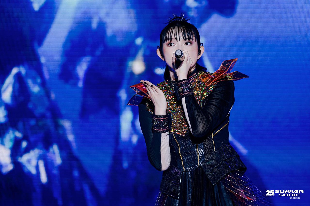 ステージ上でマイクを持つBABYMETALのメンバーのクローズアップ