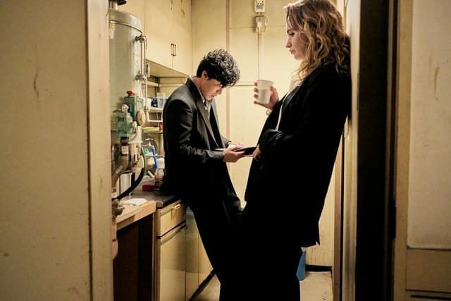 バッド・ルーテナント:トウキョウの小栗旬とリリー・ジェームズの共演シーン