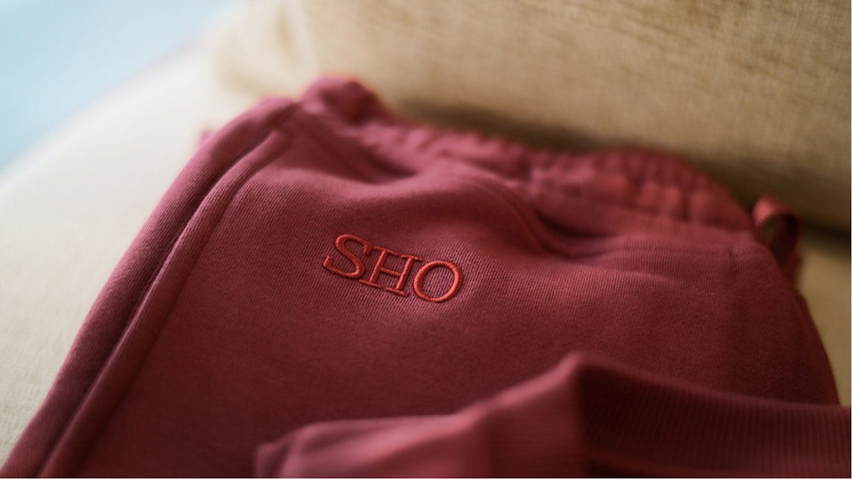 パンツのウエスト部分の刺繍ディテール