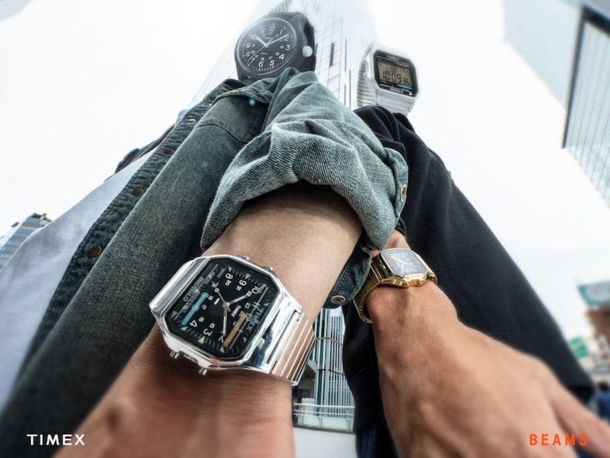 TIMEX×BEAMS スクエアキャンパー シルバーとゴールドを着用したイメージカット