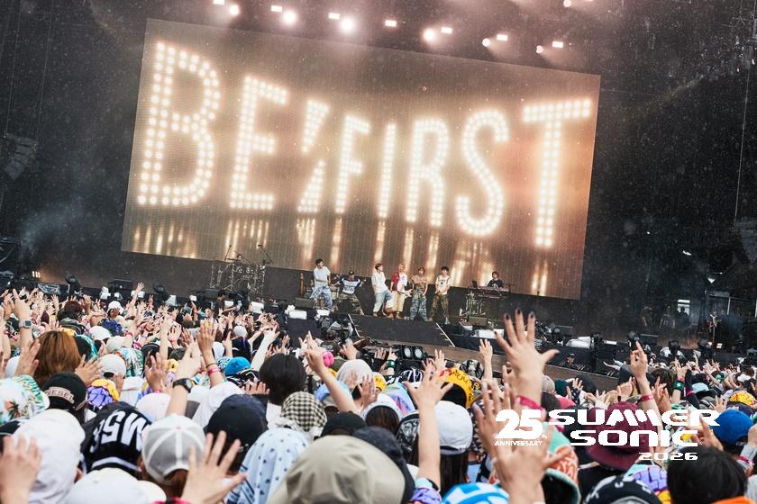 SUMMER SONIC 2026 MARINE STAGEに映し出されたBE:FIRSTのステージロゴと観客の様子