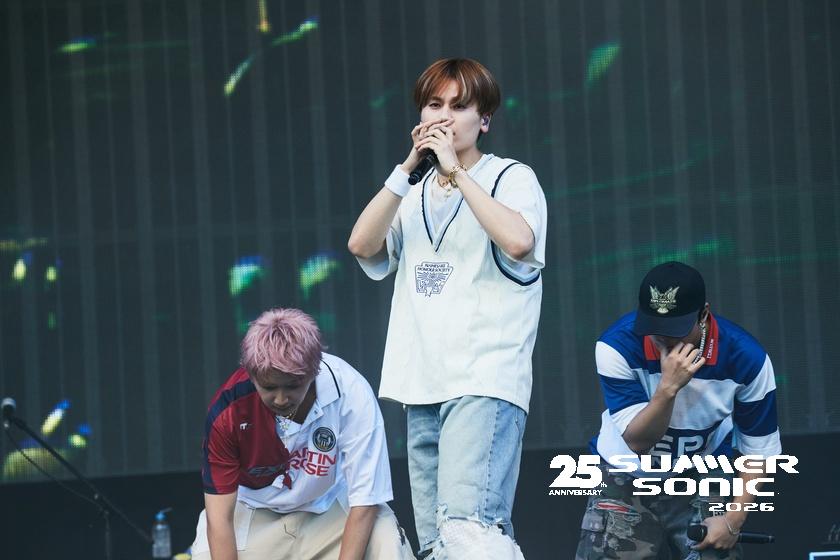 BE:FIRSTのメンバー2人がSUMMER SONIC 2026のステージで歌唱する様子