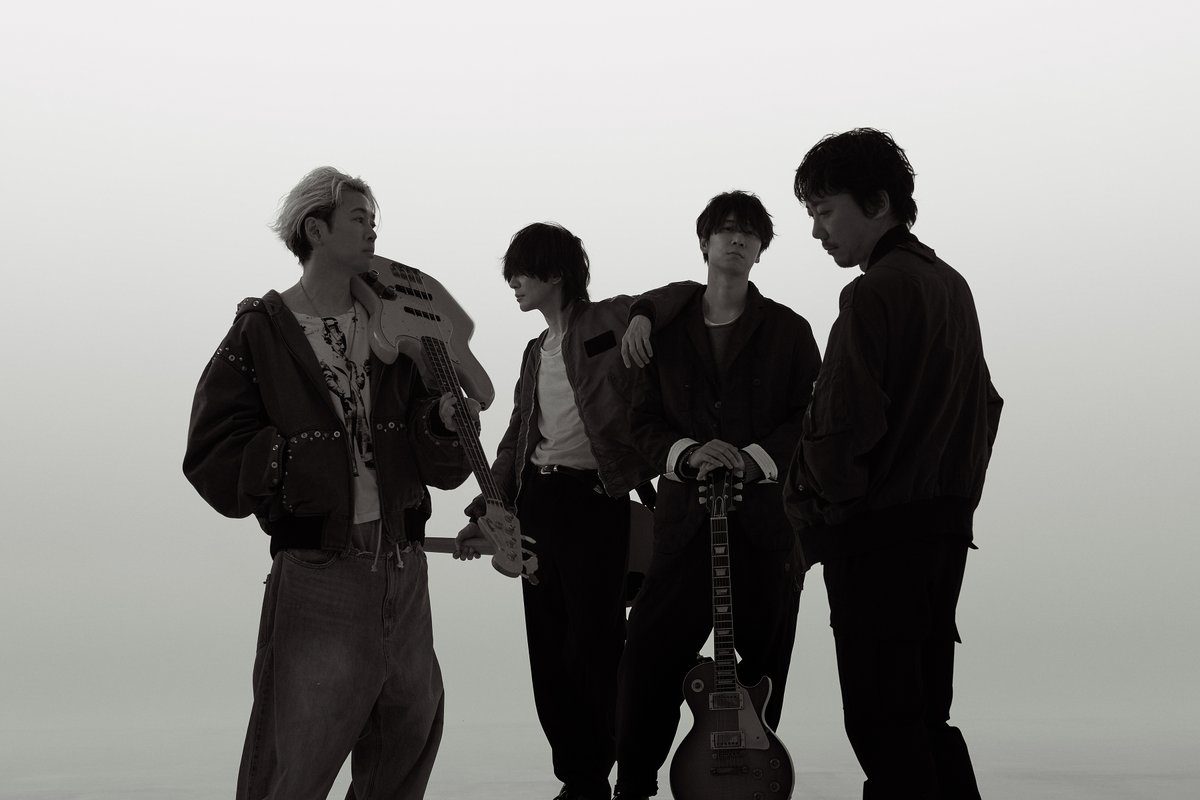 BUMP OF CHICKENの新アー写、4人のメンバーが楽器を持って立つモノクロ写真
